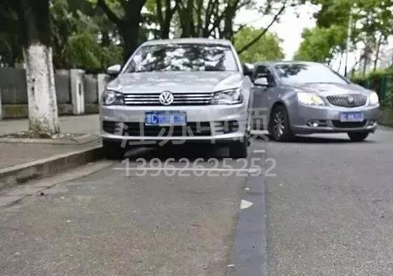 車停在車位也被貼處罰單子？交通警察：這三種停車方式也算違規(guī)！