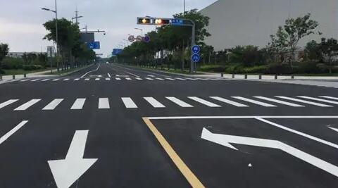 蘇州停車位劃線廠家解讀，道路交通標志牌通常布置在什么區(qū)域？